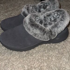 Skechers Women's Gray Faux Fur Slippers! New without box!
